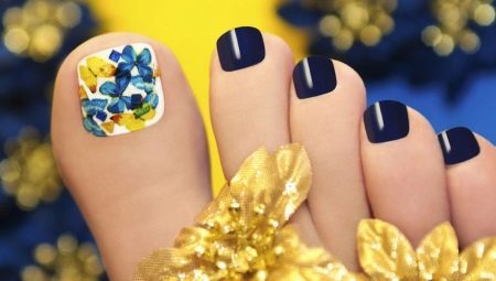 Original options for summer manicure and pedicure