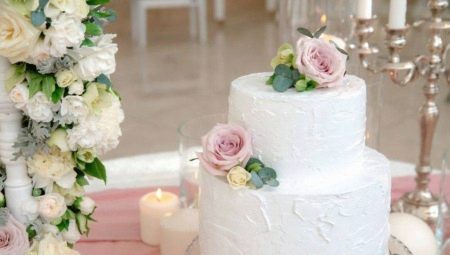 Wedding cakes with fresh flowers: features and options
