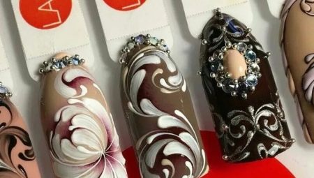 Monograms on nails: types of patterns and step-by-step technology of their application