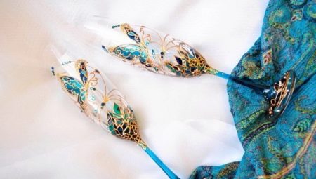 Types of wedding glass decor and tips for choosing