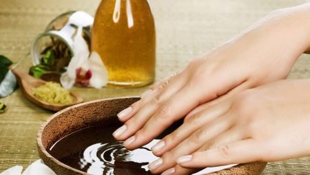 We make baths with salt to strengthen nails