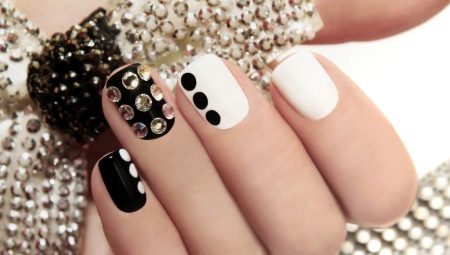 Manicure with rhinestones for short nails
