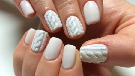 Manicure in powder shades