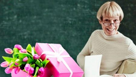 จะให้อะไรกับอาจารย์ในตอนเย็นของการประชุมศิษย์เก่า?