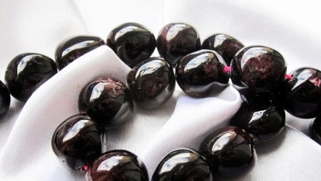 Almandin: where is it mined and what properties does it have?