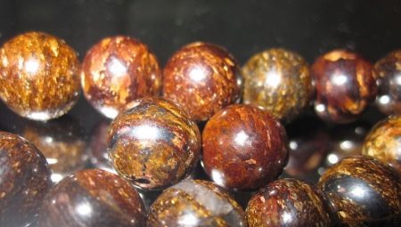 Bronzite: description of the stone, properties and scope