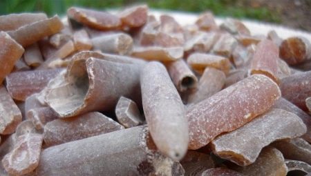 Bloody finger: features of the stone and its properties