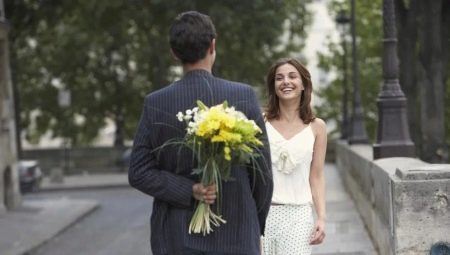 What to give a girl on a date?