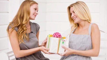 What to give to a friend on March 8?