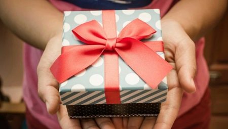 What to give a woman for 50 years?