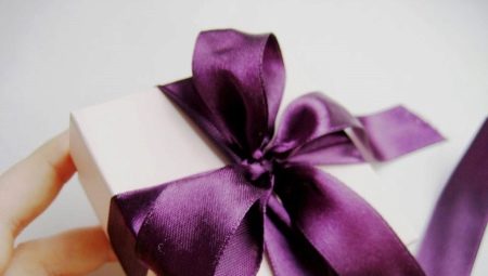 How to tie a ribbon on a gift?