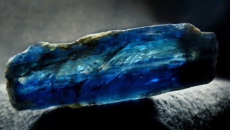 Kyanite: who suits, properties and varieties
