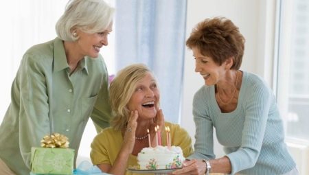 Gifts for mother 60 years: the best options and advice on choosing