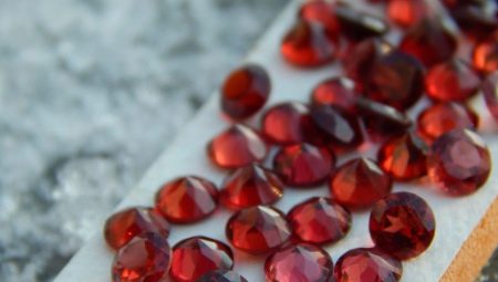 Types of pyrope and features of its impact on people