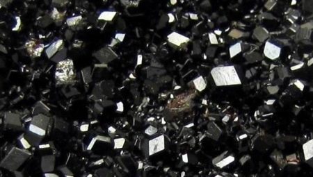 Black Garnet: Properties, Description and Application