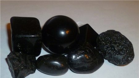 Black onyx: properties of a stone, application, selection and care