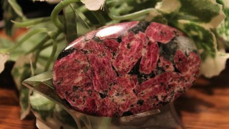 Eudialyte: types, properties, who is suitable?