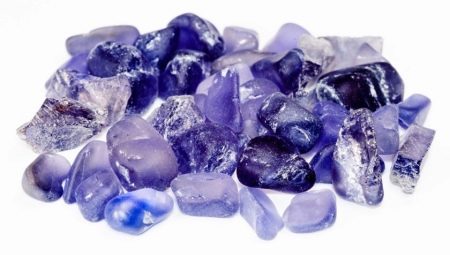 Iolite: description, meaning and properties of a stone