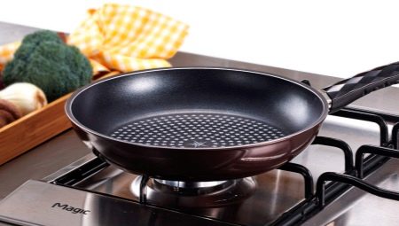 What is the best cover for the pan?