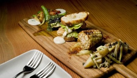 Characteristics and features of the choice of boards for serving dishes