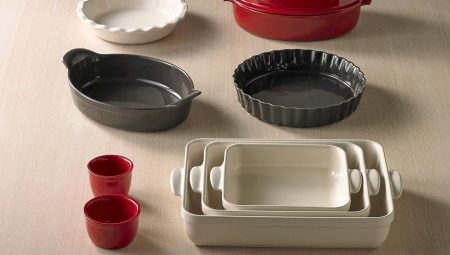 Ceramic forms for baking: advantages, disadvantages and recommendations for choosing