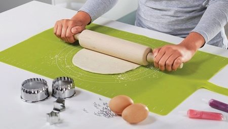 Silicone mats for rolling dough: size and choice