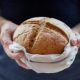 How to take the bread: with a fork or hand?