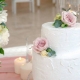 Wedding cakes with fresh flowers: features and options