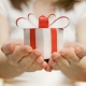Etiquette of gifts: how to hand and accept them?