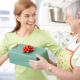 Gifts for mom on the anniversary: ​​what they can be and how to choose the appropriate option?