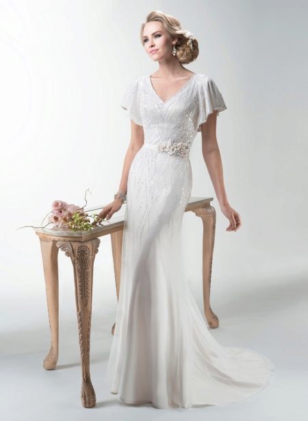 Choosing a long wedding dress with sleeves