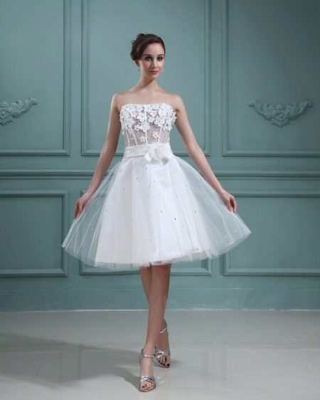 Short wedding dress with appliqué