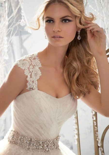 Decoration at the waist of the wedding dress