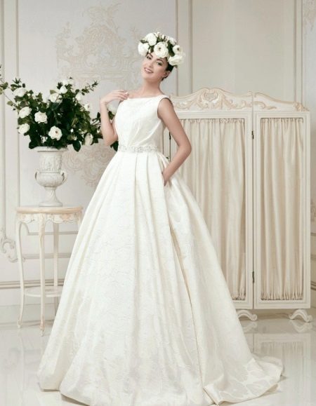 Wedding magnificent dress from a crepe de Chine with a train