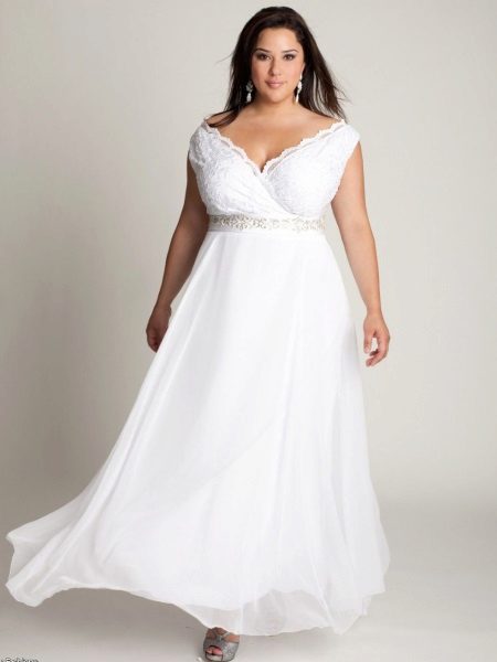 Wedding dress for the full in the Greek style