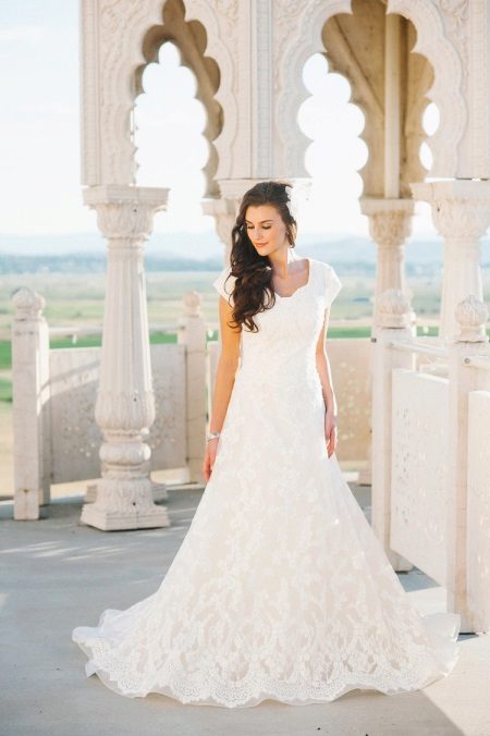 Closed wedding dress for wedding