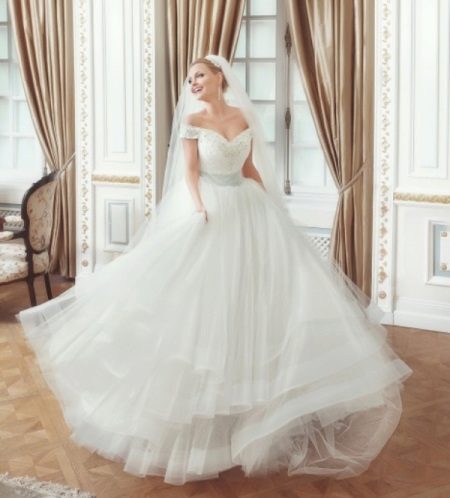A magnificent wedding dress by Angel Atelier