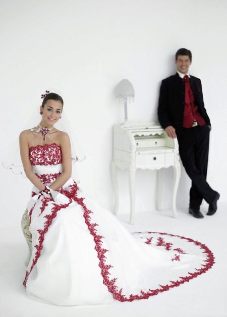 Wedding dress in combination with the groom's outfit