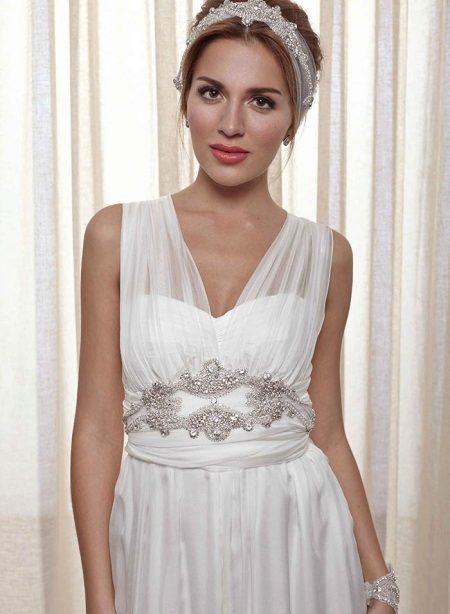 Wedding dress closed with transparent straps