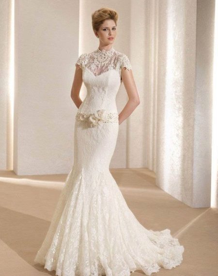 Wedding dress with a closed neck, shoulders and neckline