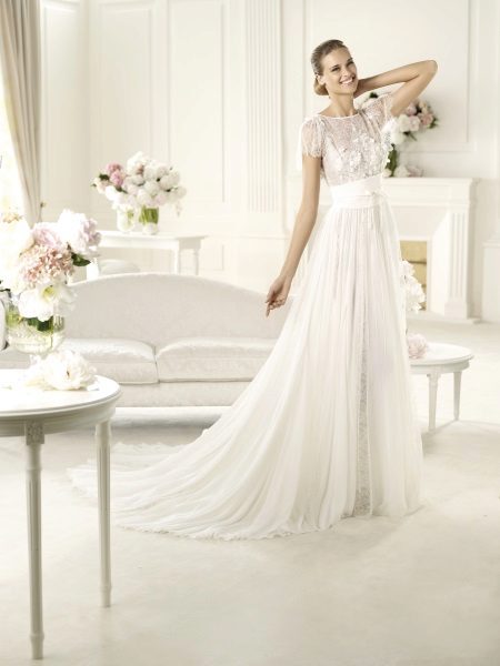 Empire wedding dress made of chiffon and lace
