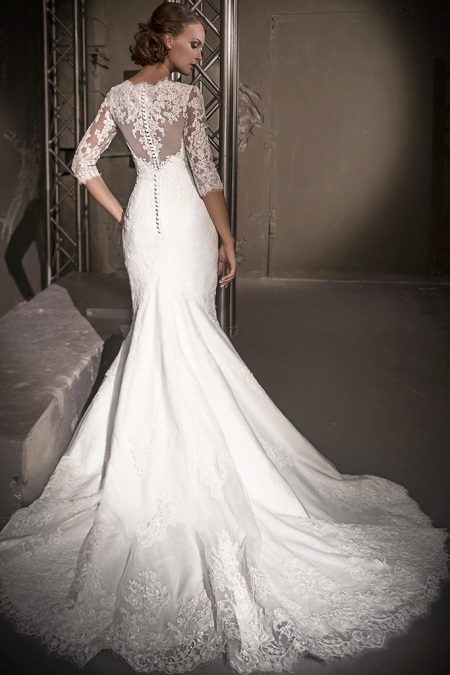 Wedding dress with closed back and buttons