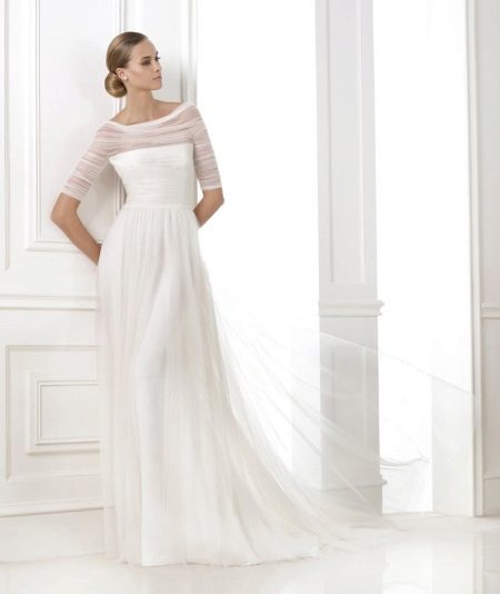 Wedding dress closed with tulle sleeves