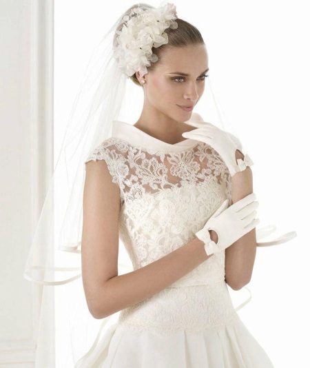 Closed wedding dress with short sleeves