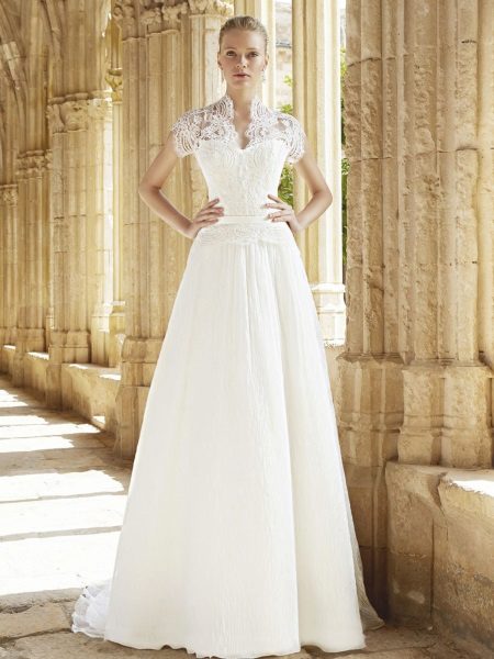 Wedding dress with short lace sleeves