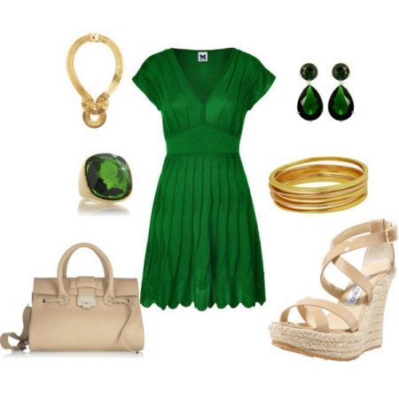 Beige accessories for emerald dress