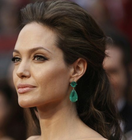 Angelina Jolie's makeup to the emerald dress