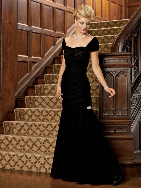 Evening dress for women of 50 years with open neckline