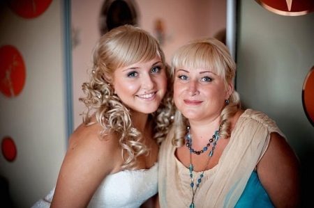 Same mom and bride hairstyle