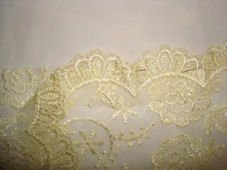 Attaching a lace strip